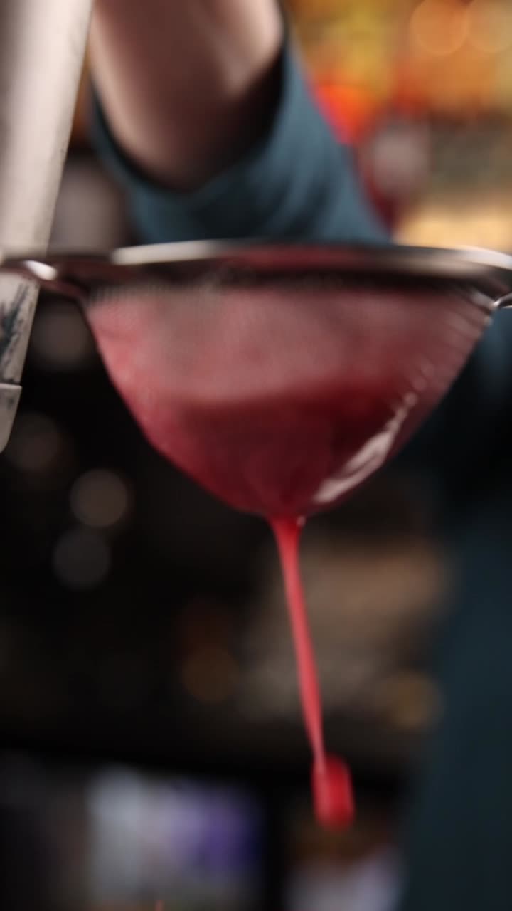 Filtrando un cocktail rosso