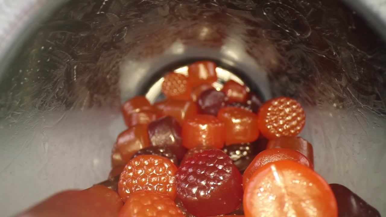 성인 종합비타민 한 병을 병 입구까지 끝까지 꺼냅니다.