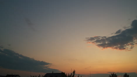 Ein-Wunderschöner-Sonnenuntergang,-Der-Im-Zeitraffer-Von-Einer-Stunde-Aufgenommen-Wurde