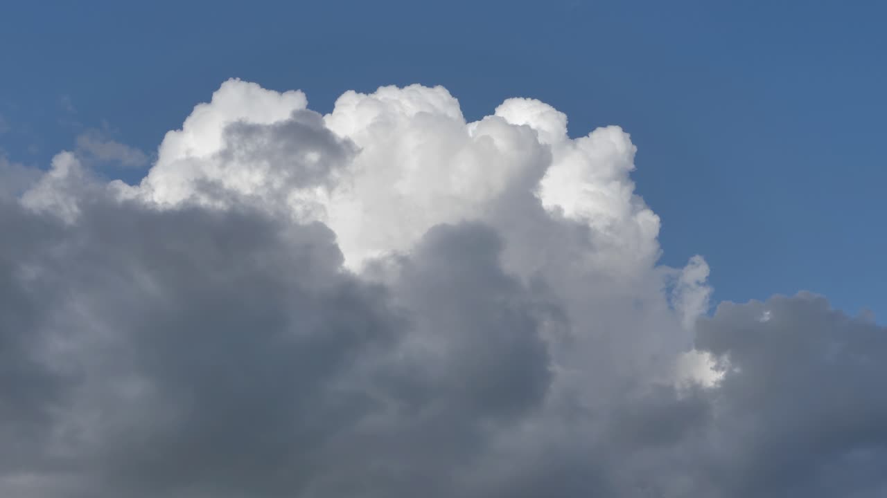 일몰 때의 비 구름. 천둥 구름이 빠르게 움직입니다.