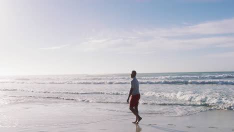 Hombre-Afroamericano-Mayor-Caminando-En-La-Playa