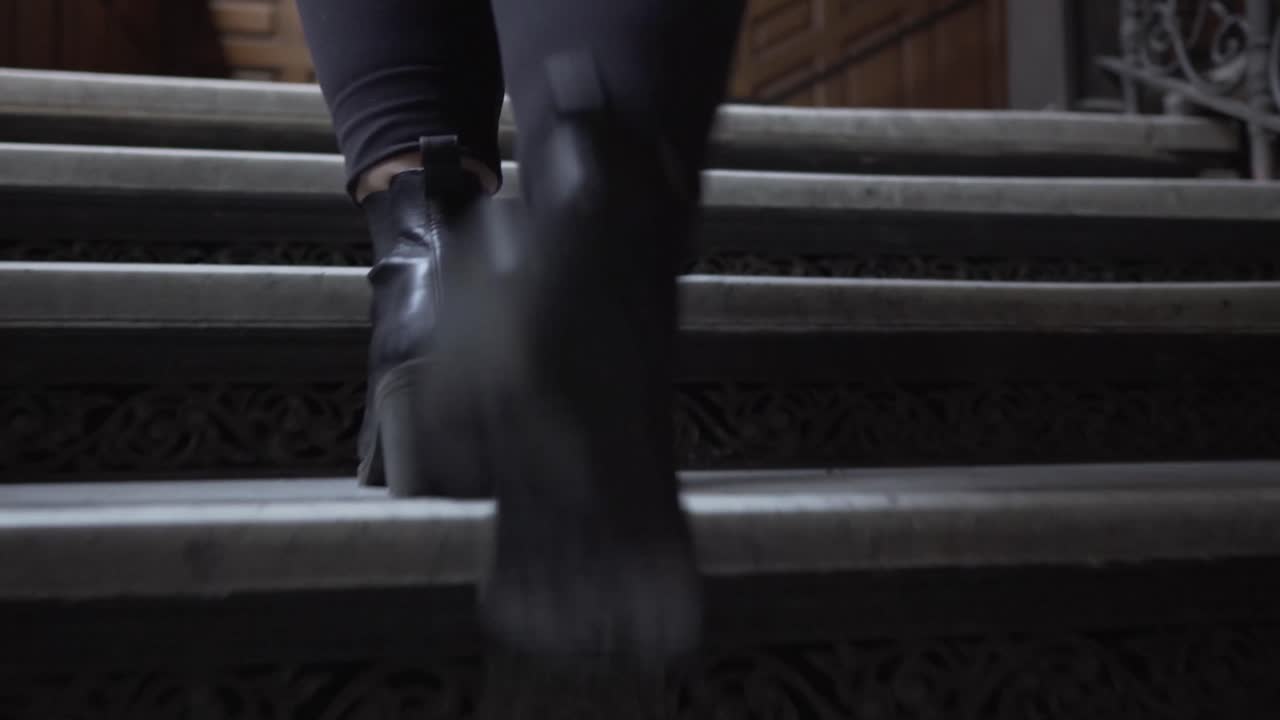 로우앵글 샷, 계단 오르기