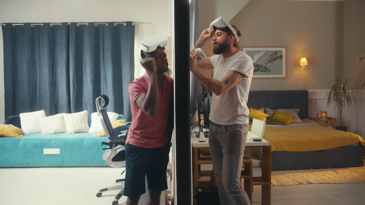 오렌지색 유니폼을 입은 수감자가 감옥 감옥에서 금속 막대를 들고 있는 클로즈업 (스 영상)