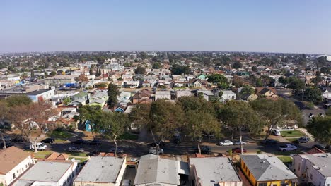 Toma-Aérea-Panorámica-Sobre-Un-Vecindario-Del-Sur-De-Los-Ángeles-Con-El-Centro-De-Los-Ángeles-En-La-Distancia