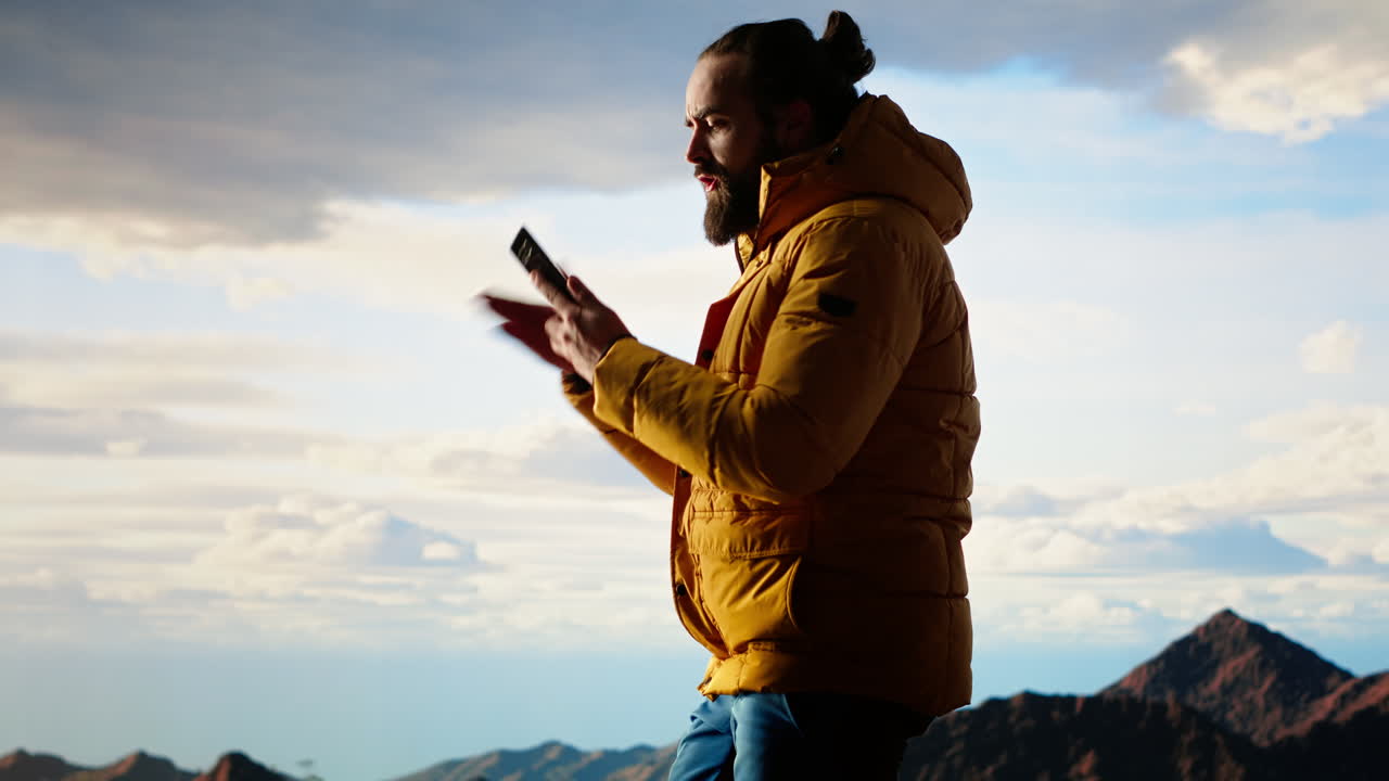Un escursionista imprudente tenta di fare una telefonata in cima alla montagna e precipita.