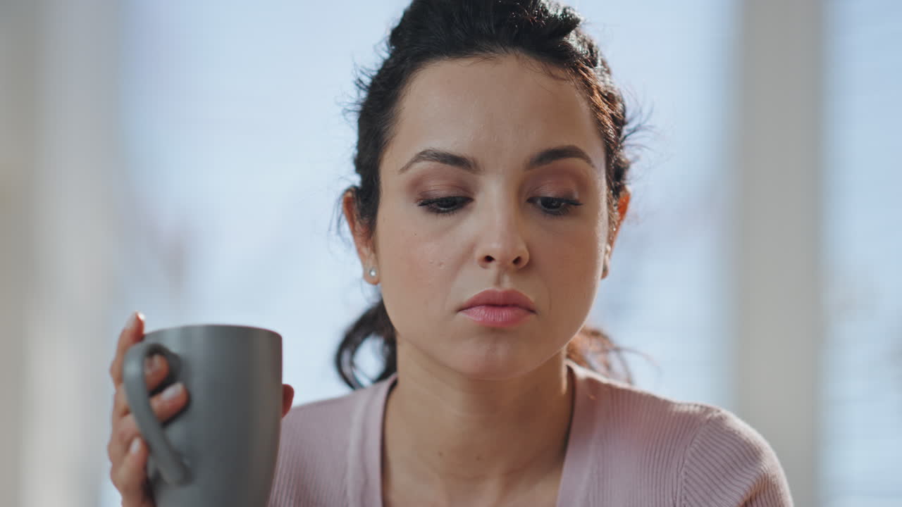 본인 사무실에서 커피를 마시는 심각한 여성 프리랜서의 초상화. 아름다운 소녀