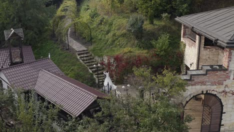 Schöne-Frisch-Vermählte-Kaukasische-Braut-Umarmt-Bräutigam-Im-Park-Und-Macht-Kuss,-Hochzeitspaar-Familie-Umarmt