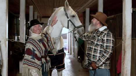 paar mit pferd im innenraum