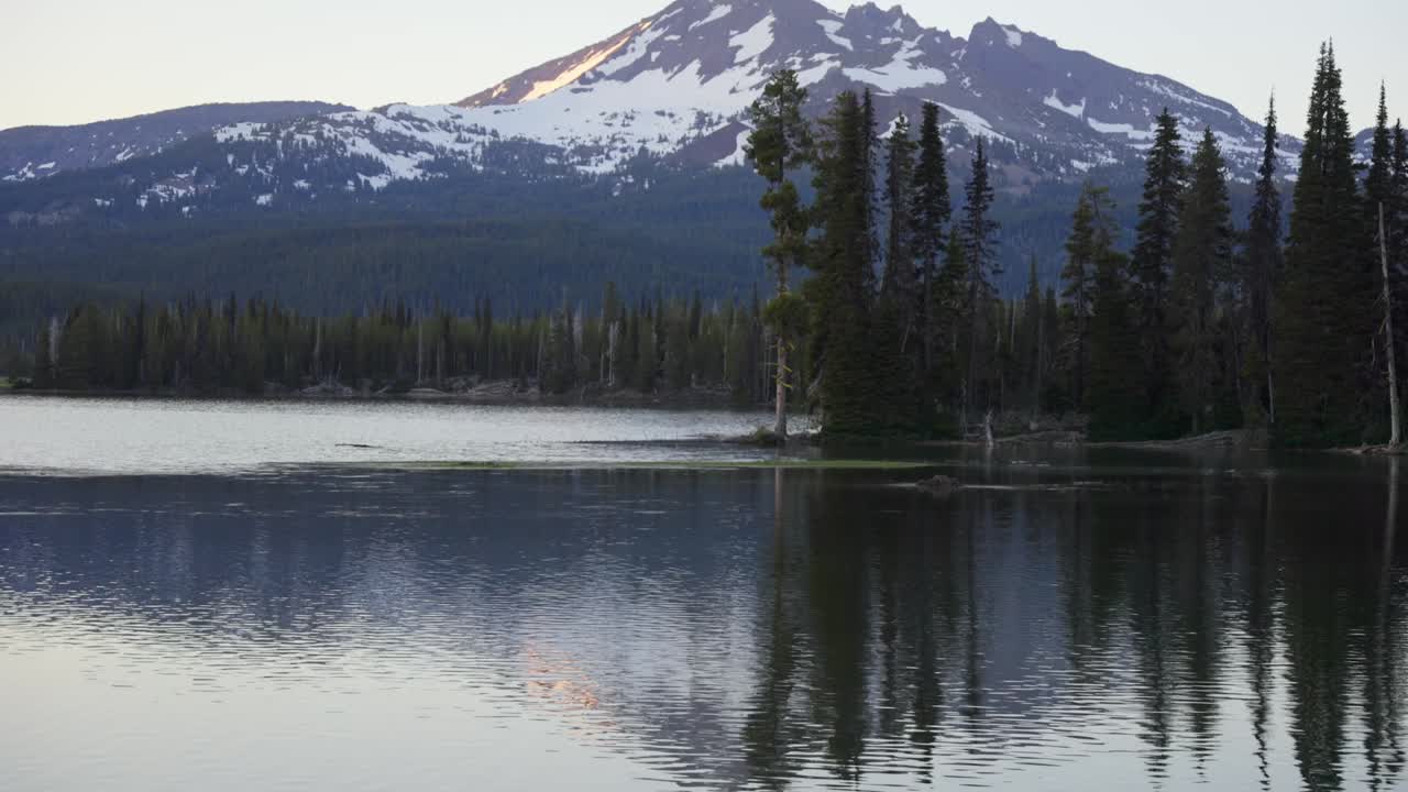 disparo de la montaña y el lago debajo de la montaña