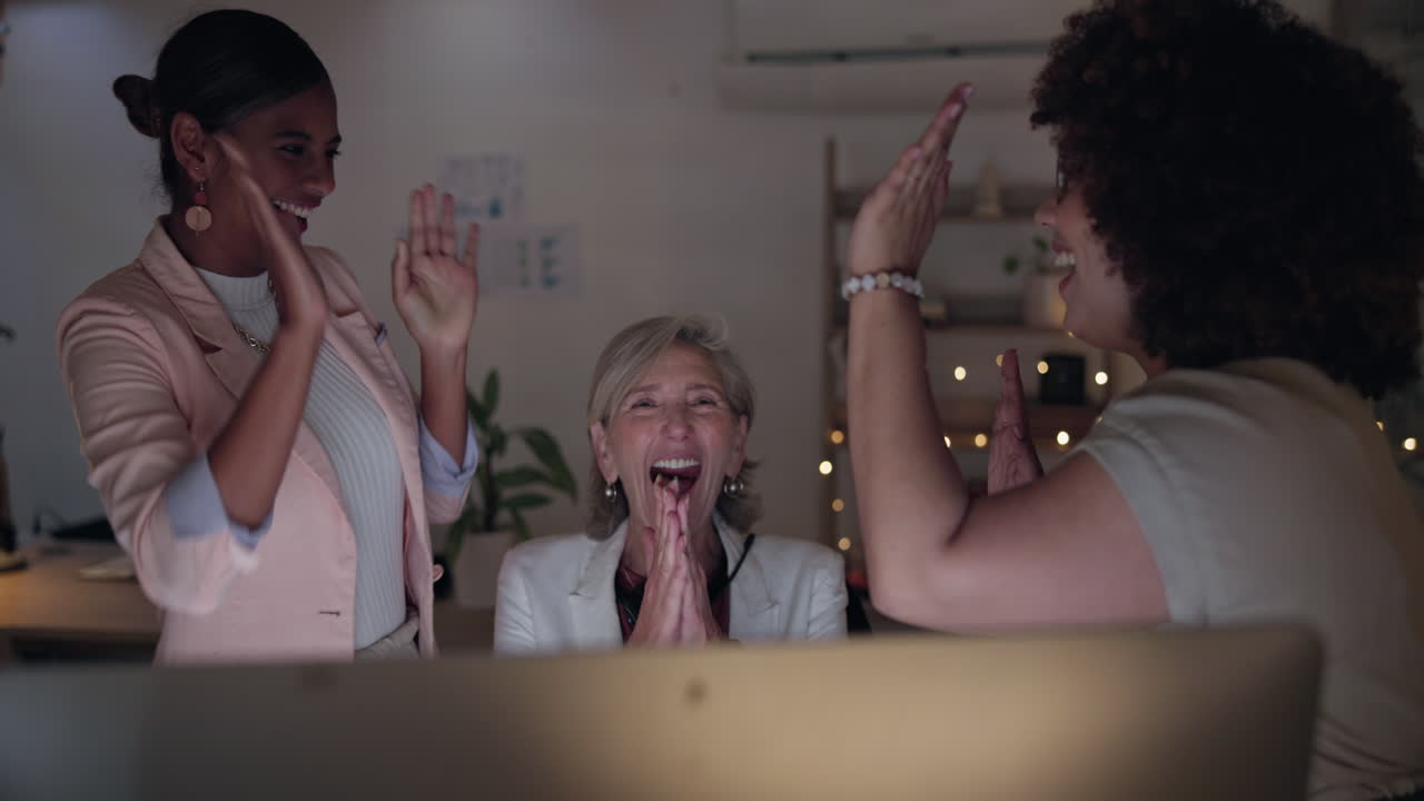 팀워크, 하이파이브, 웹사이트로 여성의 성공