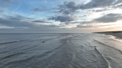 Fliegen-Sie-In-Richtung-Des-Fischerboots,-Das-Die-Netze-Durch-Das-Wasser-Der-Küste-Von-Ameland-Zieht