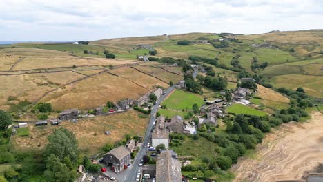 英國約克郡 (yorkshire) 一座鄉村工業城的空中拍攝,有舊磨坊和煙<unk>堆<unk>