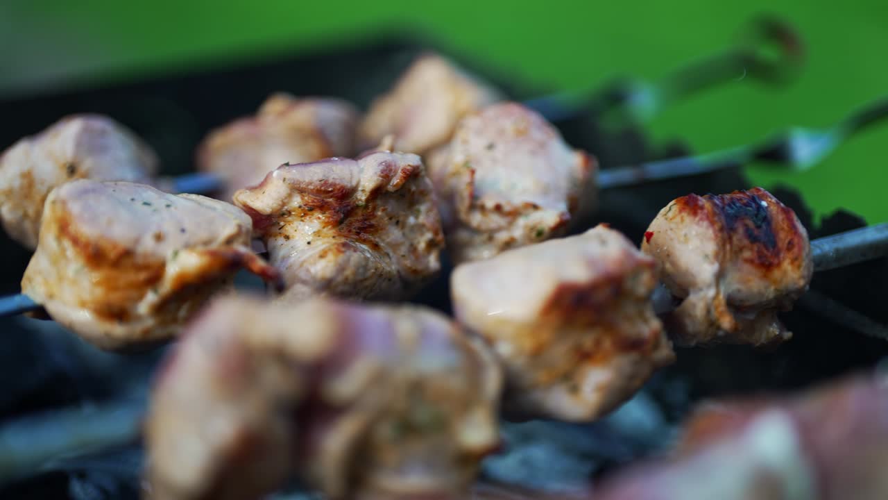 un sabroso shashlik de cerdo en la parrilla.