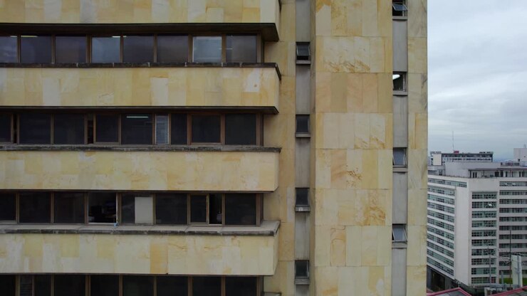 Enquanto o drone levanta voo graciosamente, ele revela uma vista hipnotizante do Edifício Nemqueteba. Acelerar.