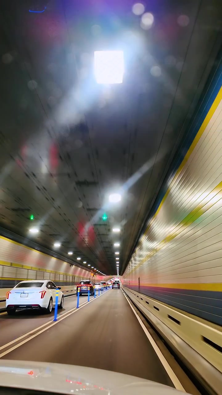 Nueva York, EE. UU., 24 de agosto de 2025: Calzada interior del Túnel Queens Midtown. Vista interior del Túnel Queens Midtown mostrando carriles de tráfico e iluminación.
