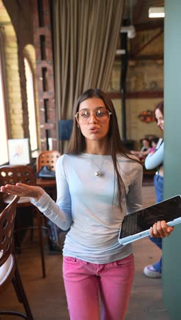 adolescente en un café con una tableta