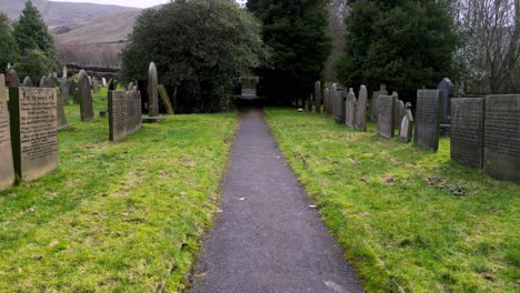 Stetiger-Schuss-Einen-Pfad-Auf-Einem-Friedhof-Entlang,-Der-Am-Schwarzen-Eisentor-Auf-Dem-Alten-Dunklen-Pfad-Zum-Stehen-Kommt,-Schuss-Auf-Die-Kirche-Von-Lumbutts-In-Todmorden,-Nordwest-Yorkshire