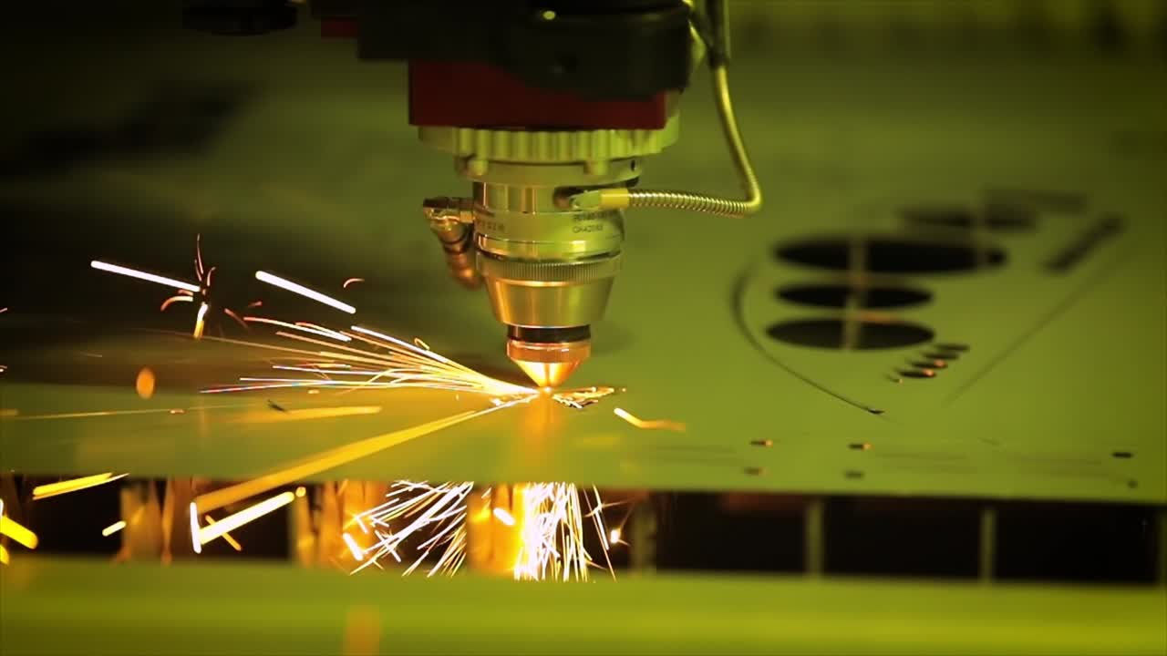 corte láser cnc de metal en cámara lenta, tecnología industrial moderna.