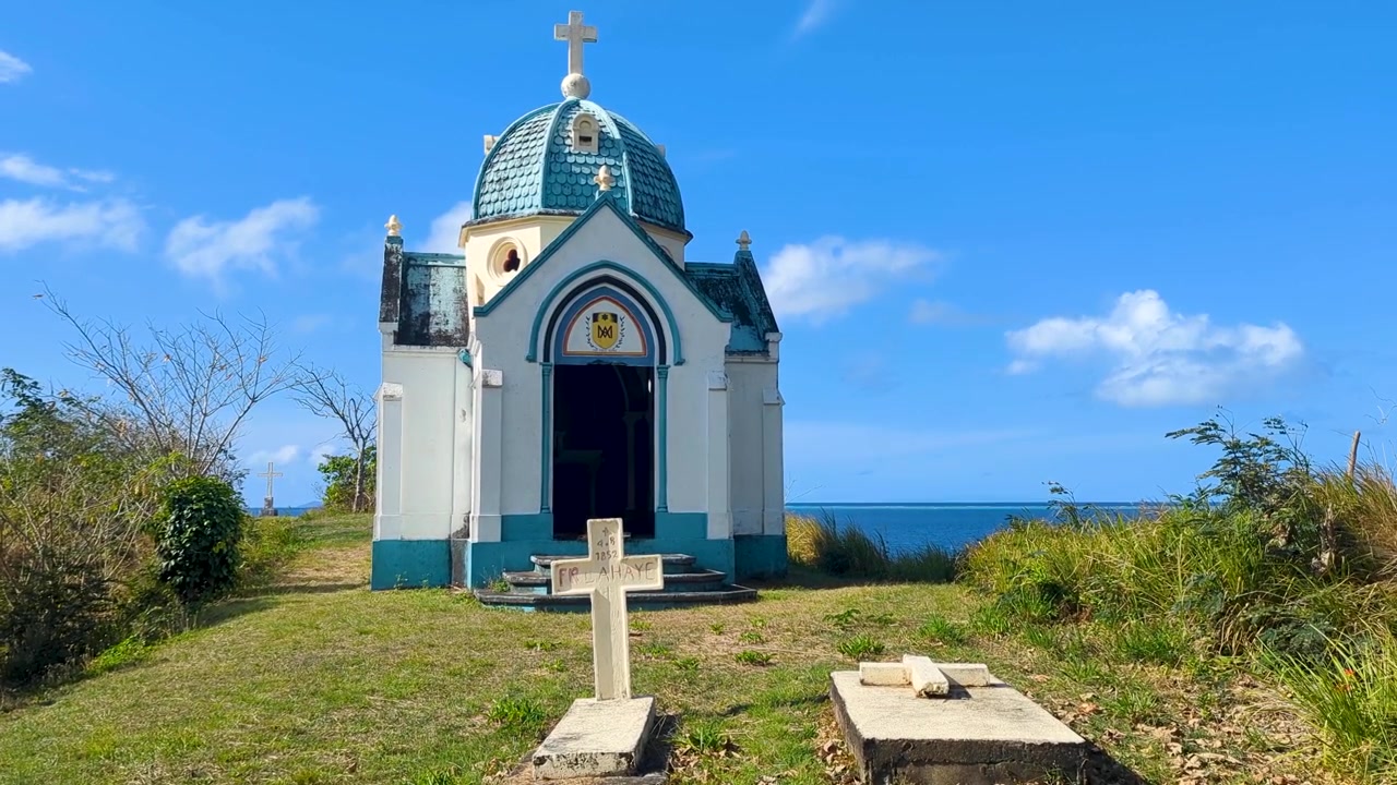 Pequena capela azul e branca, marco histórico com símbolo de crucifixo na Ilha Ovalau em Fiji, Pacífico Sul