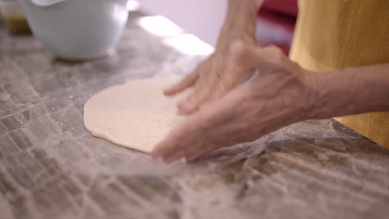 Donna che prepara l'impasto per tortilla