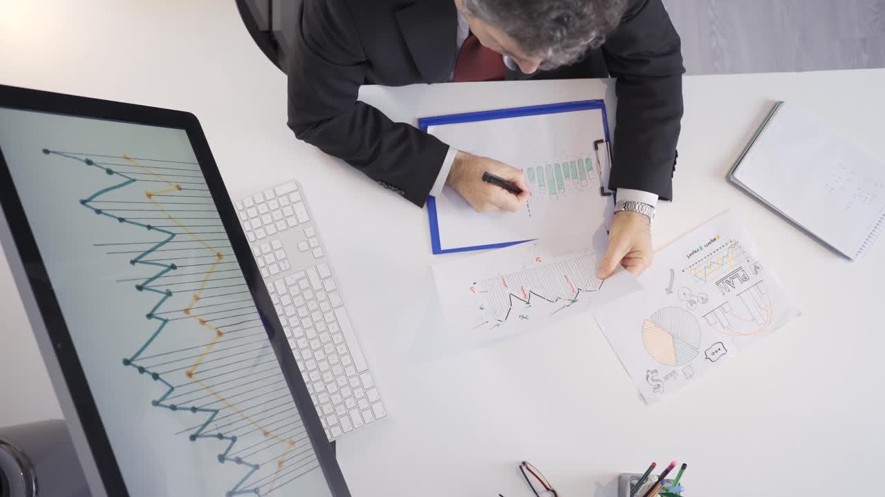 hombre de negocios que trabaja en datos estadísticos, análisis de gráficos financieros.