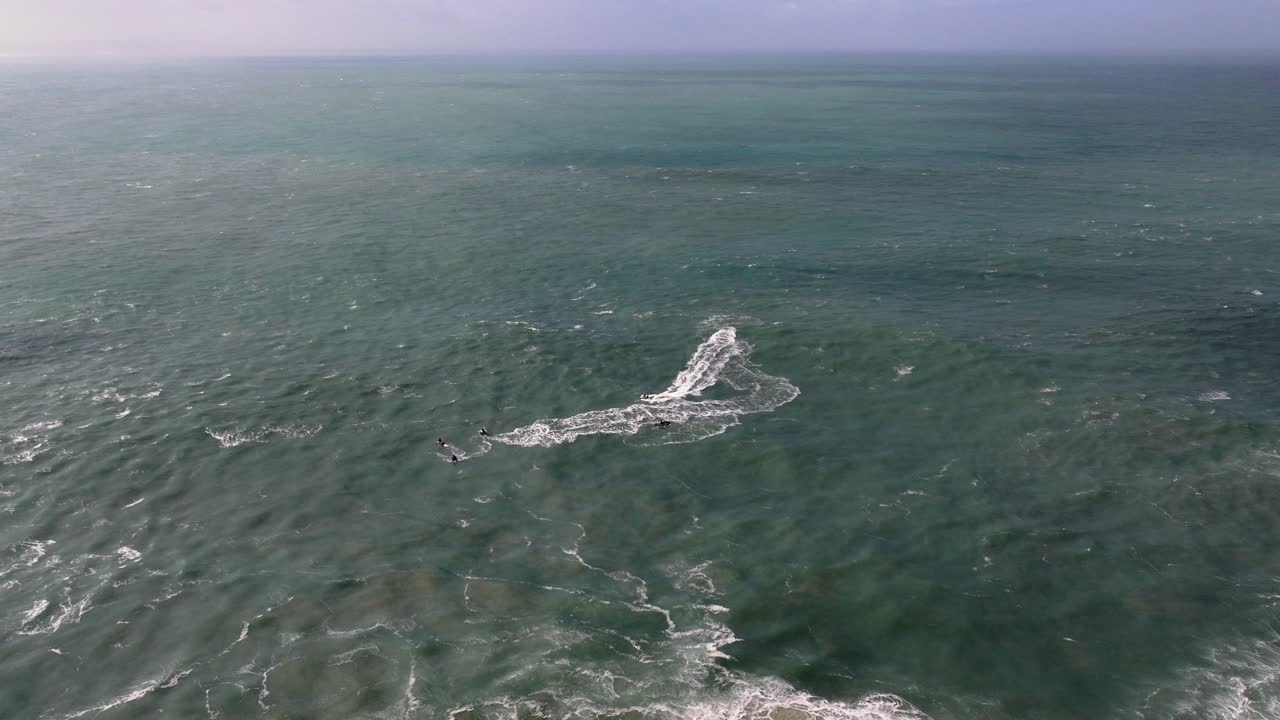 Drone aereo, surfisti e piloti di moto d'acqua nel lineup di Nazaré, Portogallo. Preparativi per le gigantesche onde dell'Atlantico
