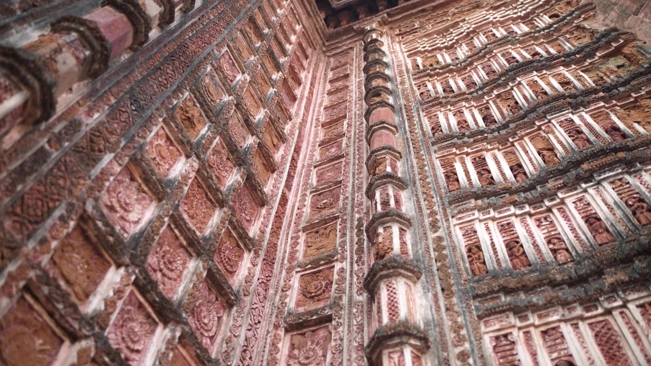 El Templo Lalaji es uno de los sitios arqueológicos en la ciudad de Kalna. El arte de terracota en las paredes del templo refleja el sistema social de esa época.