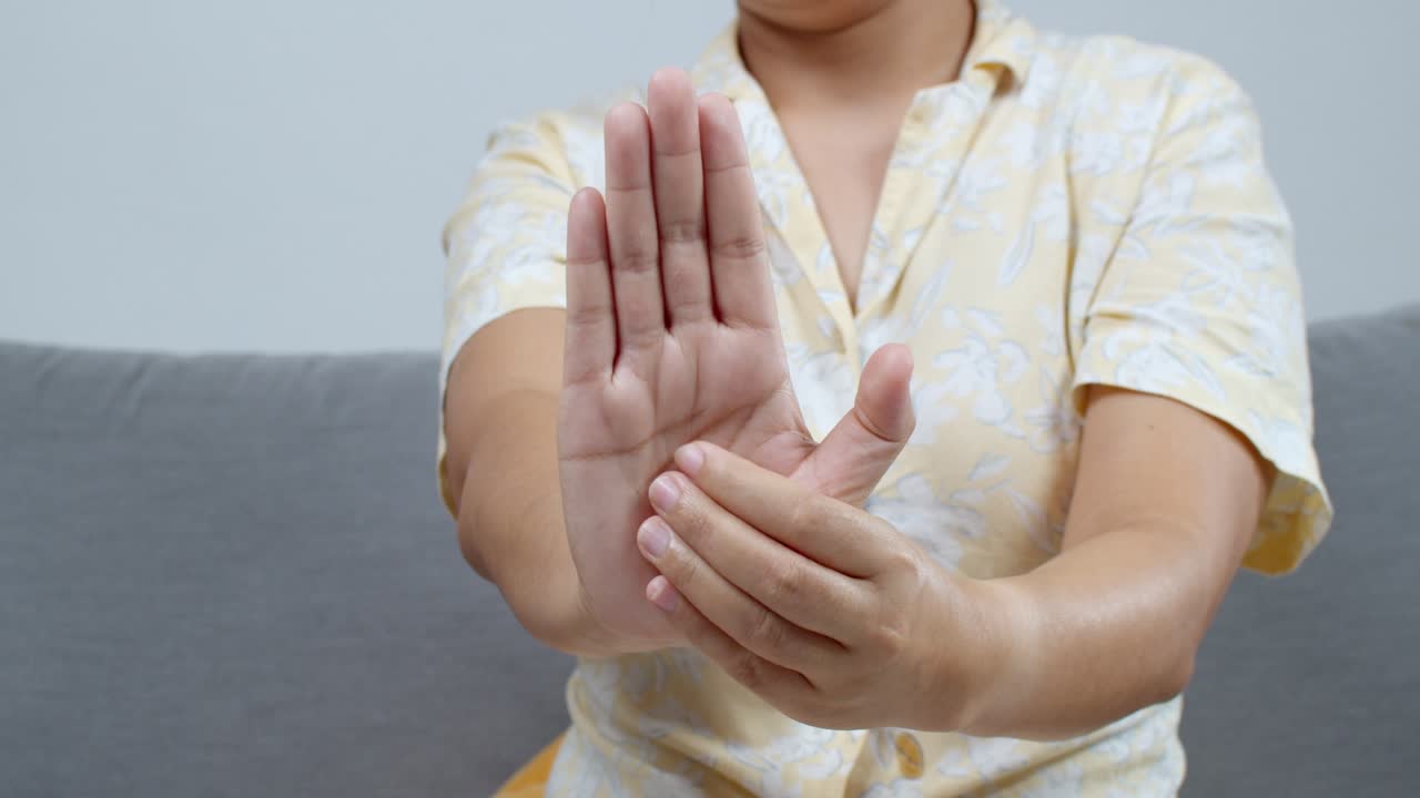 Esplora tecniche efficaci di automassaggio per la cura del corpo, migliorando il relax e il comfort a casa.