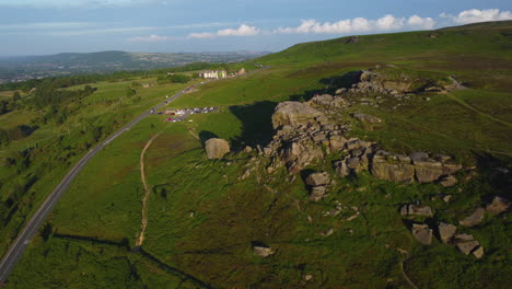 Einrichtung-Einer-Drohnenaufnahme,-Die-Sich-Um-Die-Felsformation-Kuh-Und-Kalb-Auf-Dem-Ilkley-Moor-Dreht,-Bei-Sonnenuntergang-Zur-Goldenen-Stunde,-West-Yorkshire,-Großbritannien