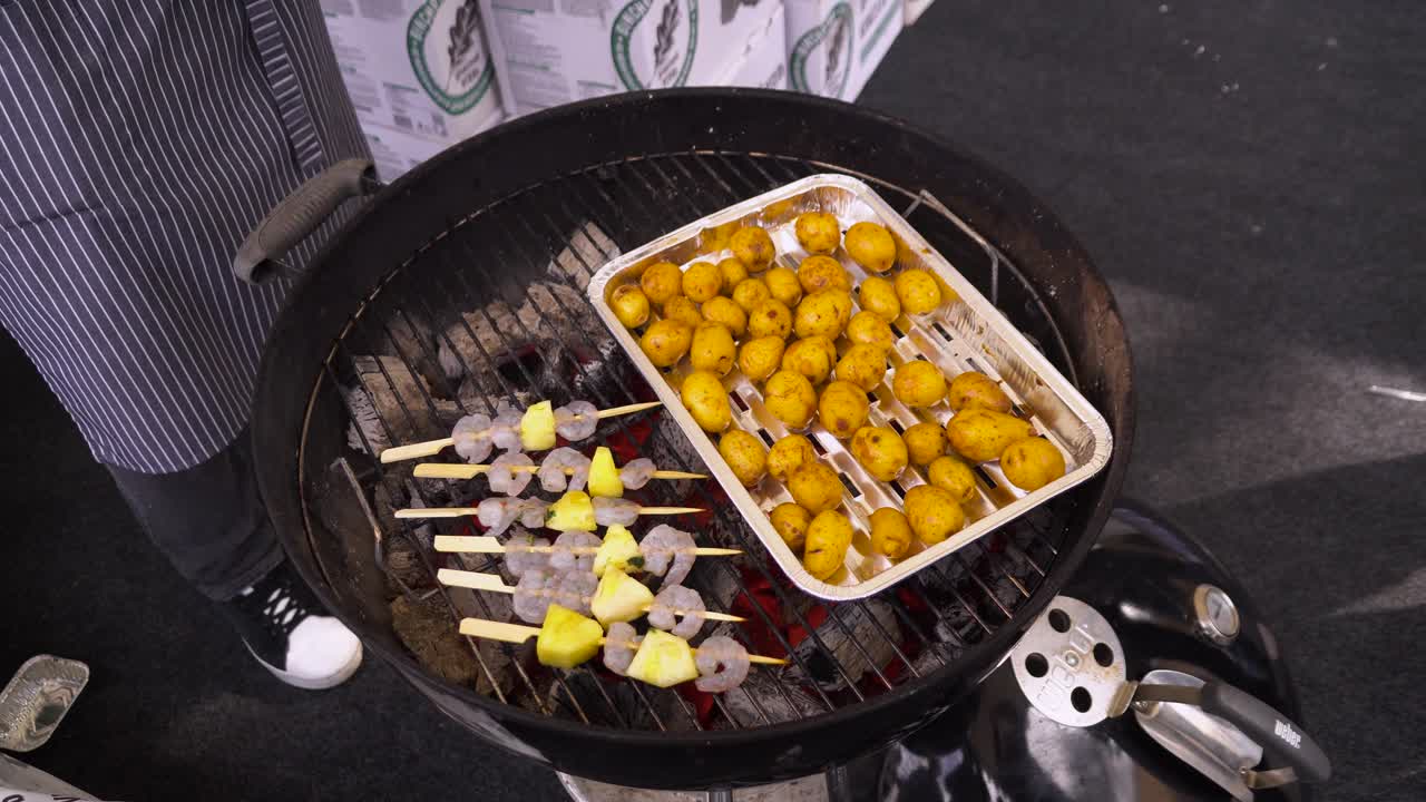 바베큐 그릴 에 긴 새우 스피어 와 감자