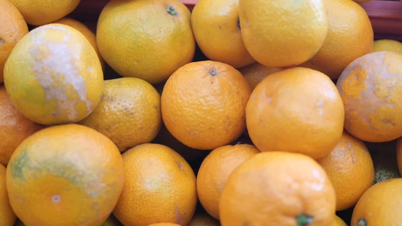 naranjas frescas en una canasta