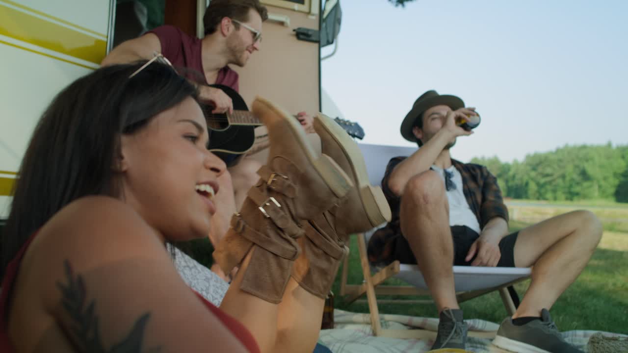 친구들이 여름에 캠핑을 하는 데 시간을 보내고 있습니다.