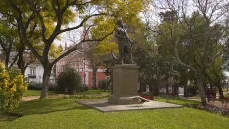 jardín público en evora con un pavo real pasando por evora, portugal