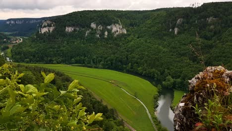 Vista-Estática-De-La-Formación-Rocosa-En-La-Montaña-En-El-Schwarzwald,-Alemania