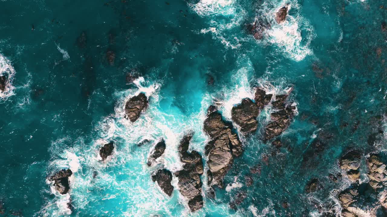 costa costiera di cliff rock in super slow motion in california