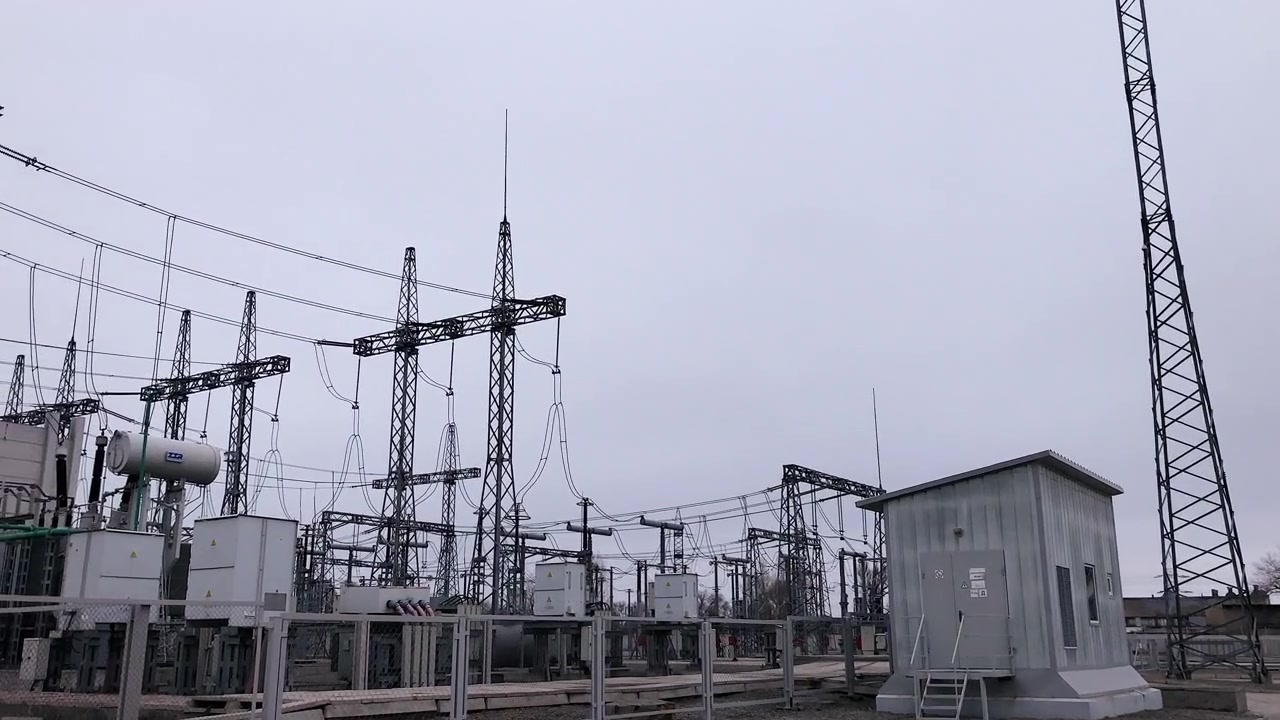 Umspannwerk mit Stromleitungen und Industriegebäuden