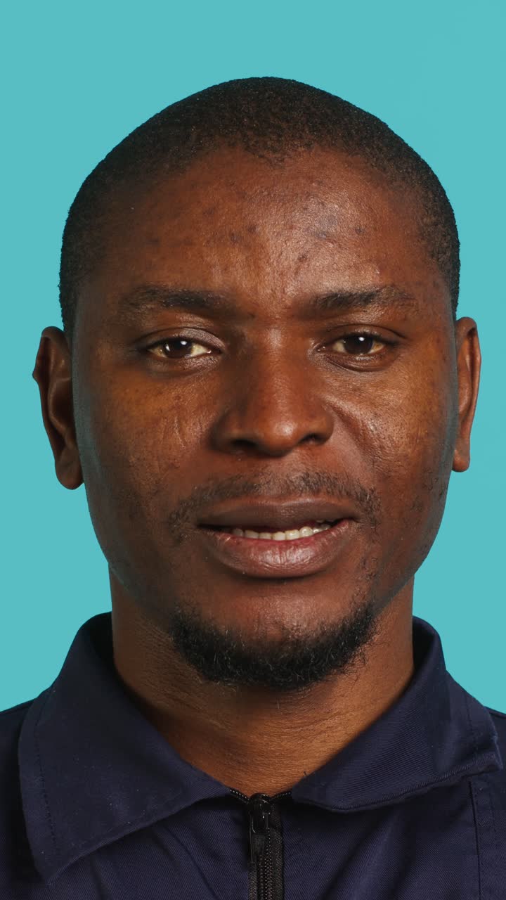 Primo piano di un uomo africano con espressioni che cambiano