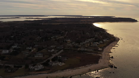 Eine-Luftaufnahme-über-Das-östliche-Ende-Des-Orient-Point,-Long-Island-Während-Des-Sonnenuntergangs