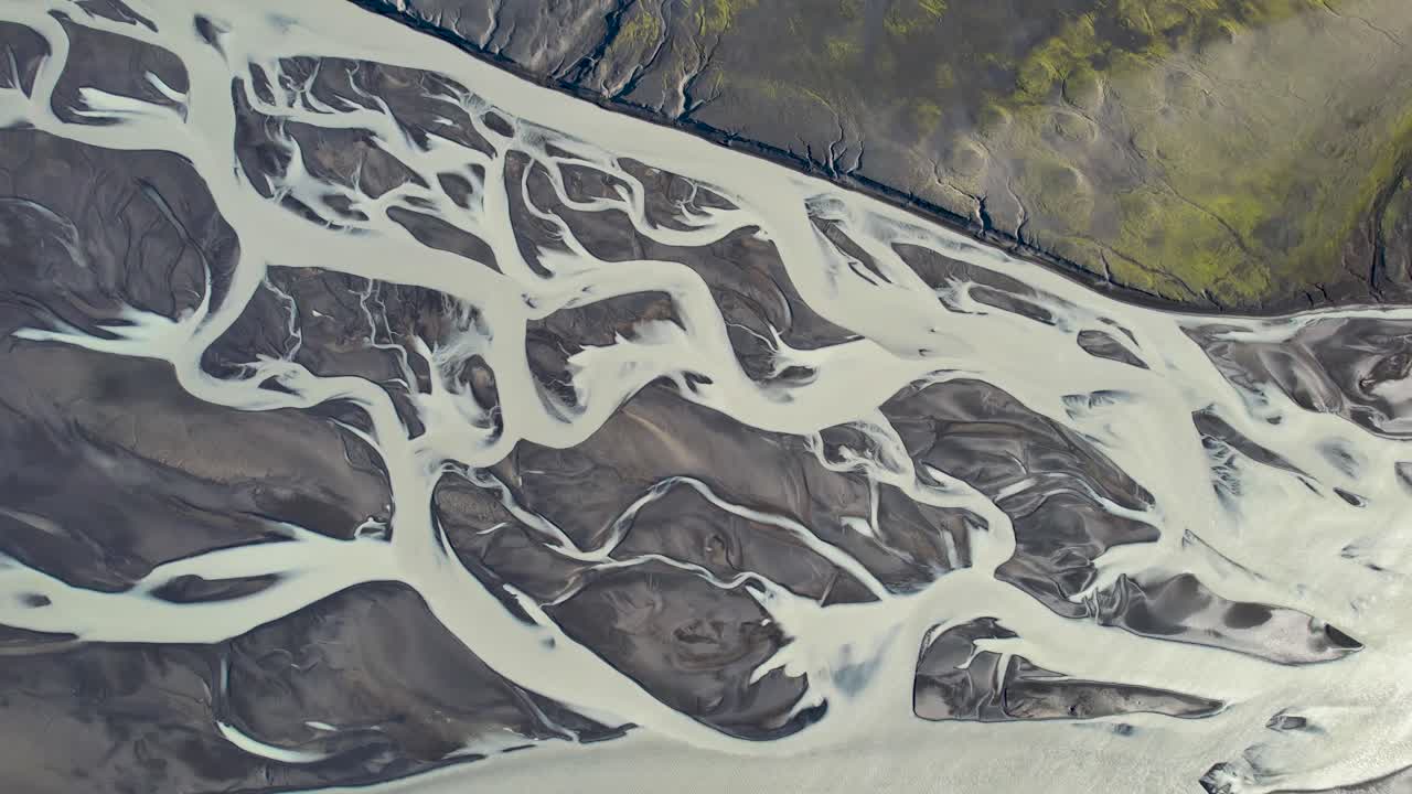 живописное устье реки в природе