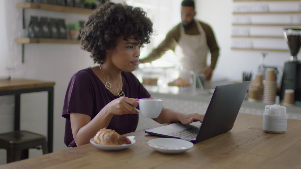 hermosa mujer de negocios usando una computadora portátil en un café disfrutando de la navegación en línea bebiendo café relajándose en una tienda de restaurante de moda