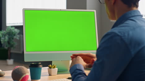 hombre videocalling chromakey computadora en la mesa de primer plano. diseñador videoconferencia