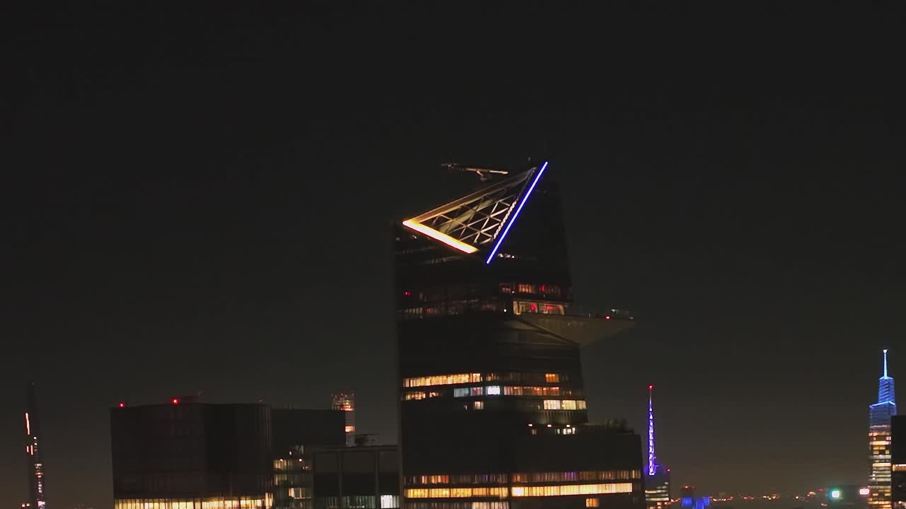 ニューヨークの超高層ビル屋上の夜間インフラ