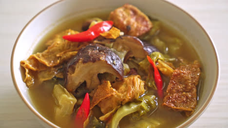 Repollo-Hervido-En-Escabeche-Y-Sopa-De-Calabaza-Amarga---Comida-Asiática,-Vegana-Y-Vegetariana