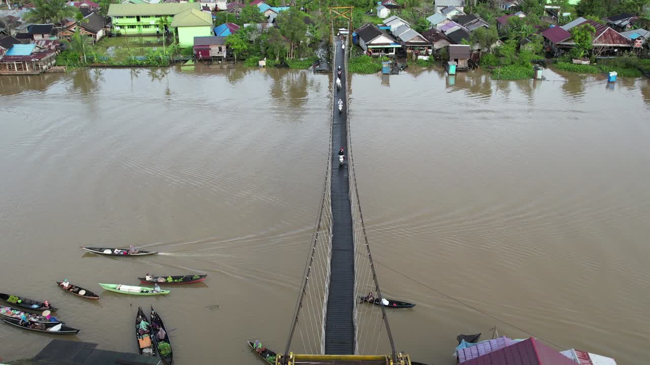 마르타푸라 강 (martapura river) - 다리를 가로질러 는 사람들, 아침에 배를 타고 강을 가로지르는 자르마신의 랜드마크