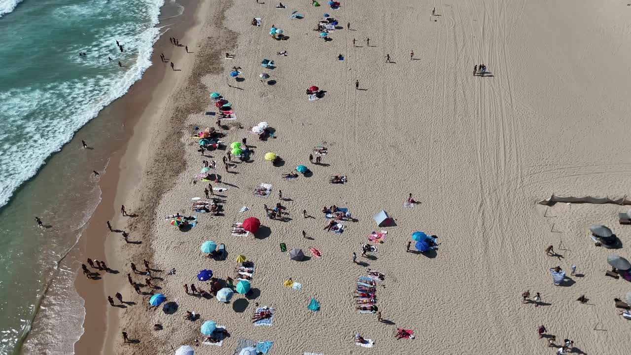 비는 해변 의 공중 풍경