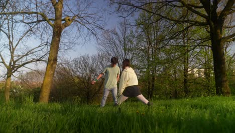una pareja estirándose en un parque.