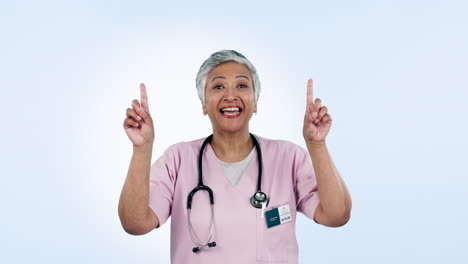 médico, cara y apuntando hacia arriba por mujer mayor