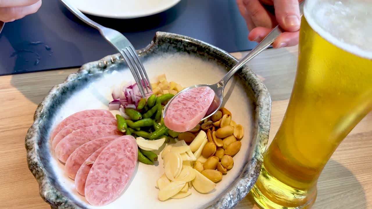 신선 한 맥주 와 함께 매운 돼지고기 를 맛보는 것