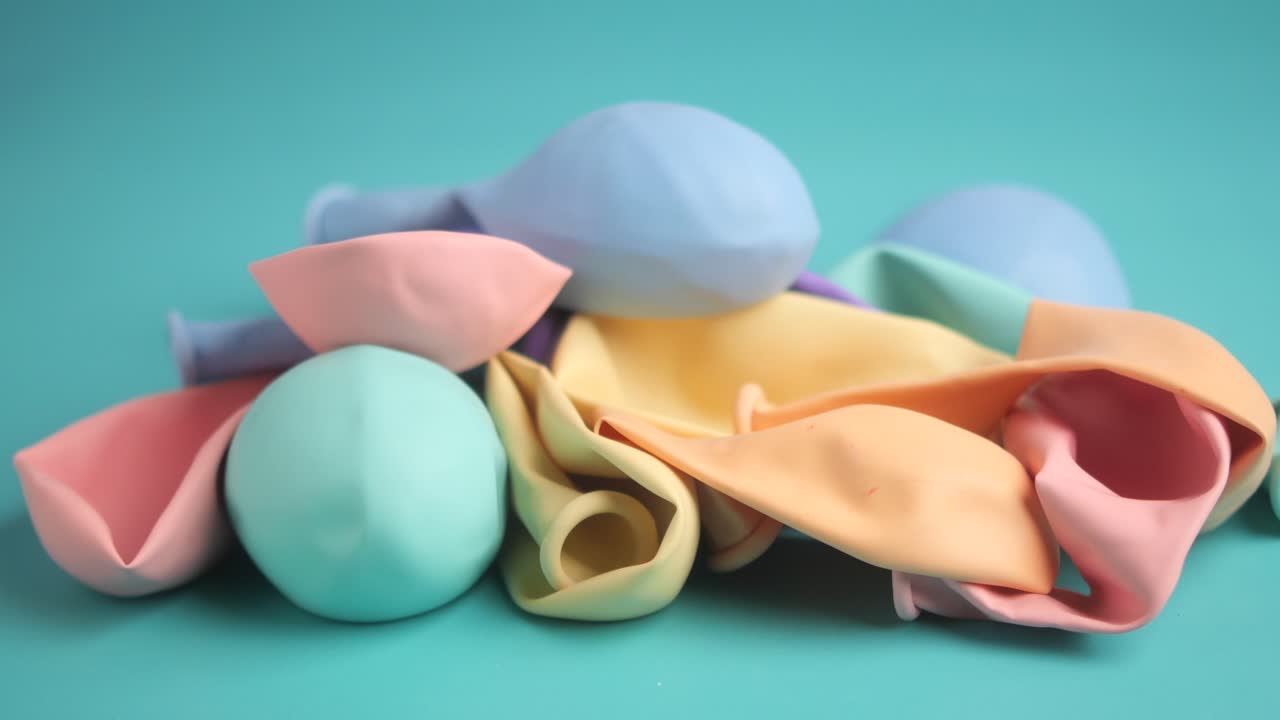 куча раздутых пастельных воздушных шаров