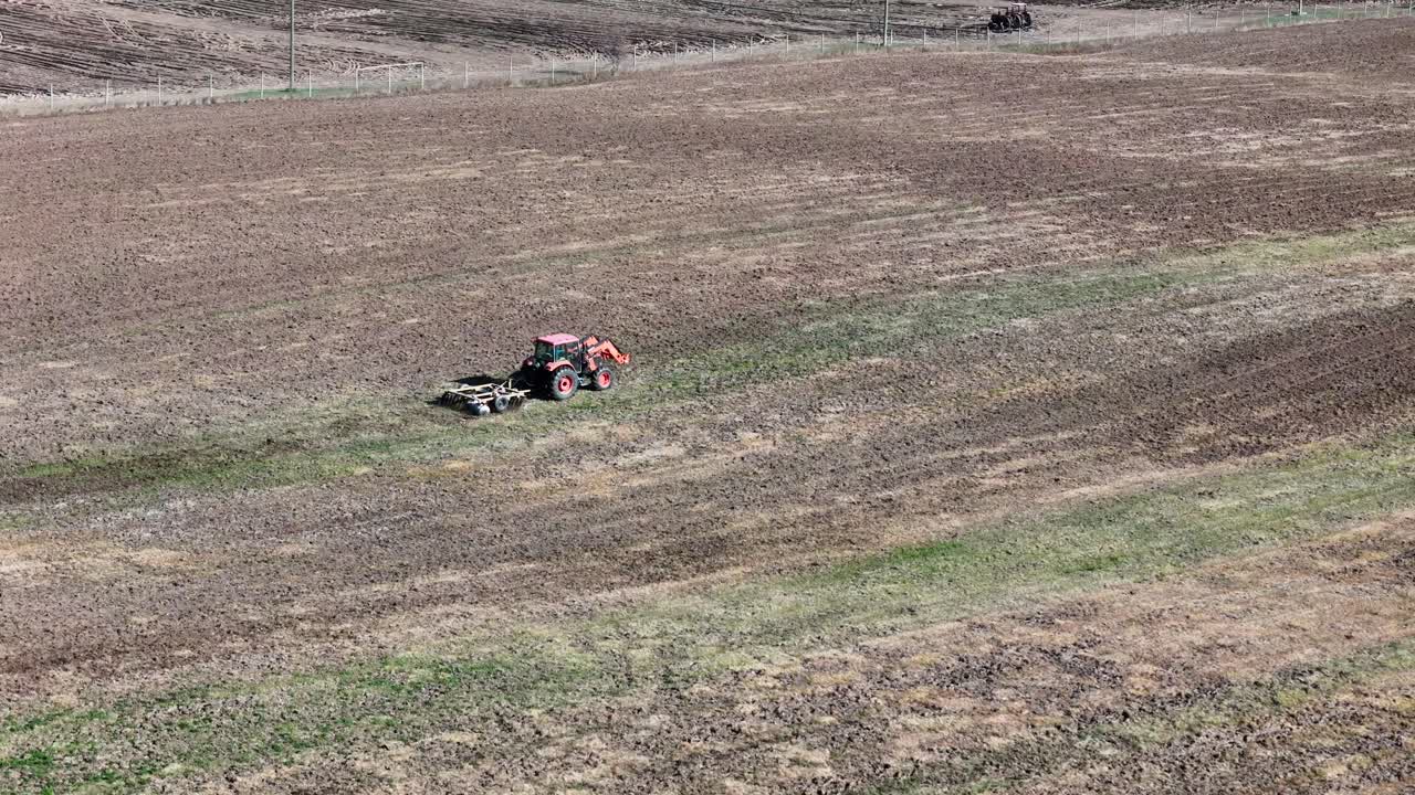 농업 발레: 트랙터가 회전 재배 일정을 숙달하는 것